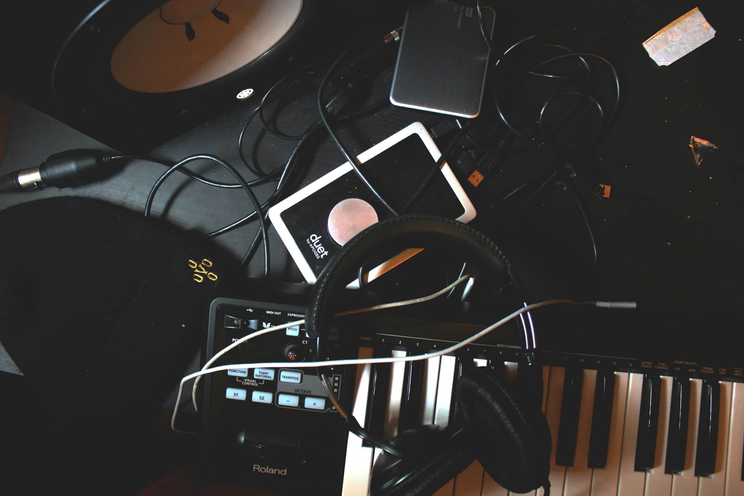 Music mixing console